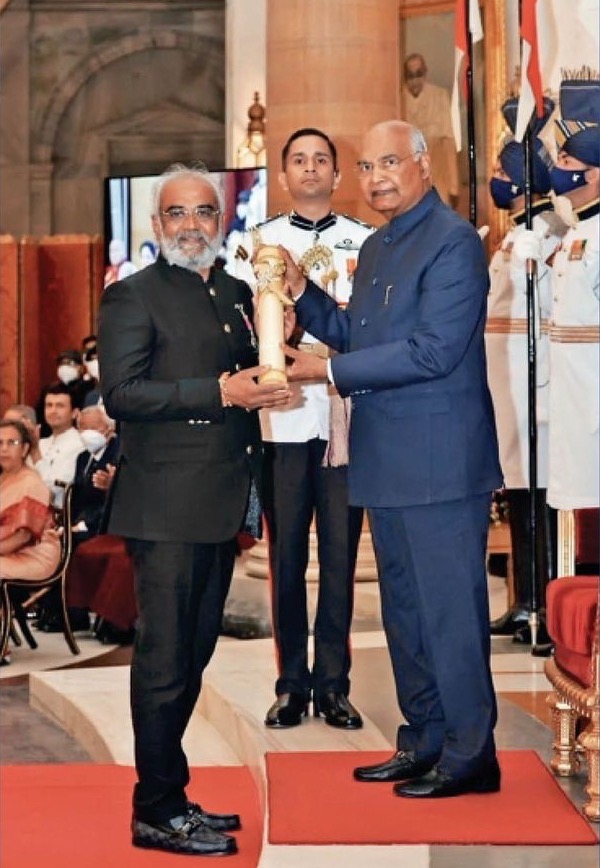 Savji Dholakia receiving the Padma Shri award from President Ram Nath Kovind at Rashtrapati Bhavan.